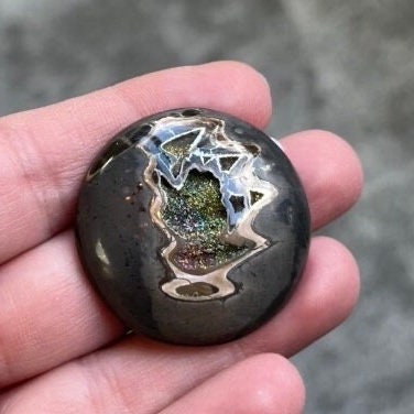 Pyritisierter Ammonit, AM_P090, Cabochon-Schliff, 35x35x7 mm; 13 g;