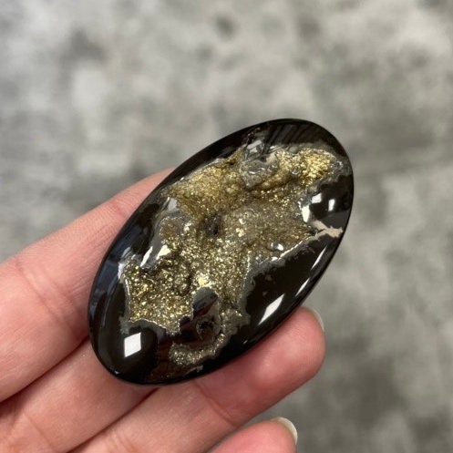 Ammonite pyritisée, AM_P066, taille cabochon, 56x32x8 mm; 23.8g;