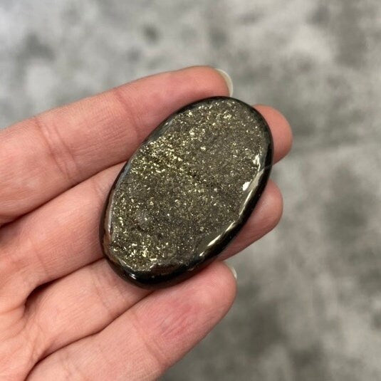 Pyritisierter Ammonit, AM_P074, Cabochon-Schliff, 46x28x8 mm; 18 g;