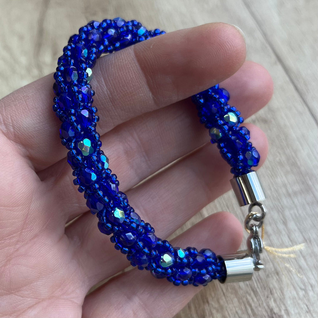Spiral crochet bracelet in Miyuki beads, cobalt AB, 19 cm