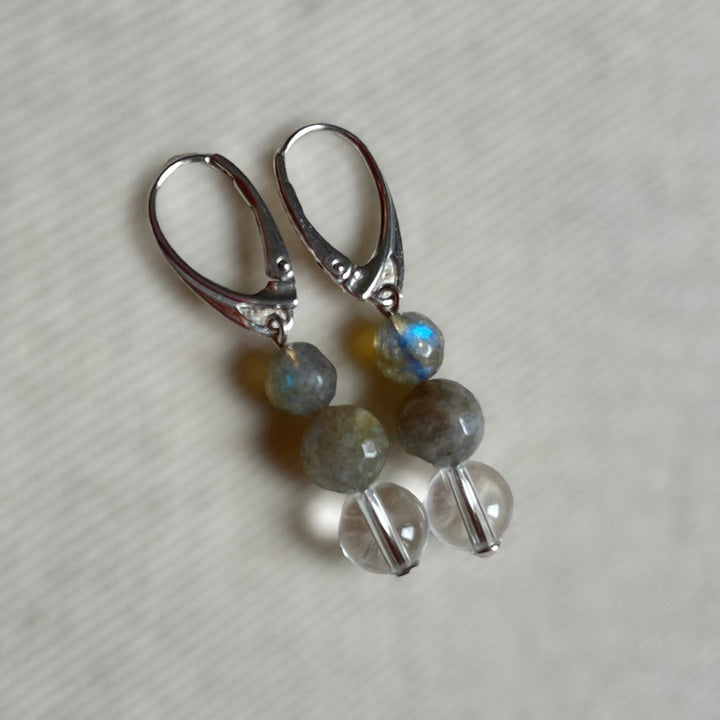 Ohrringe mit Natursteinen (Labradorit, Bergkristall) aus Silber