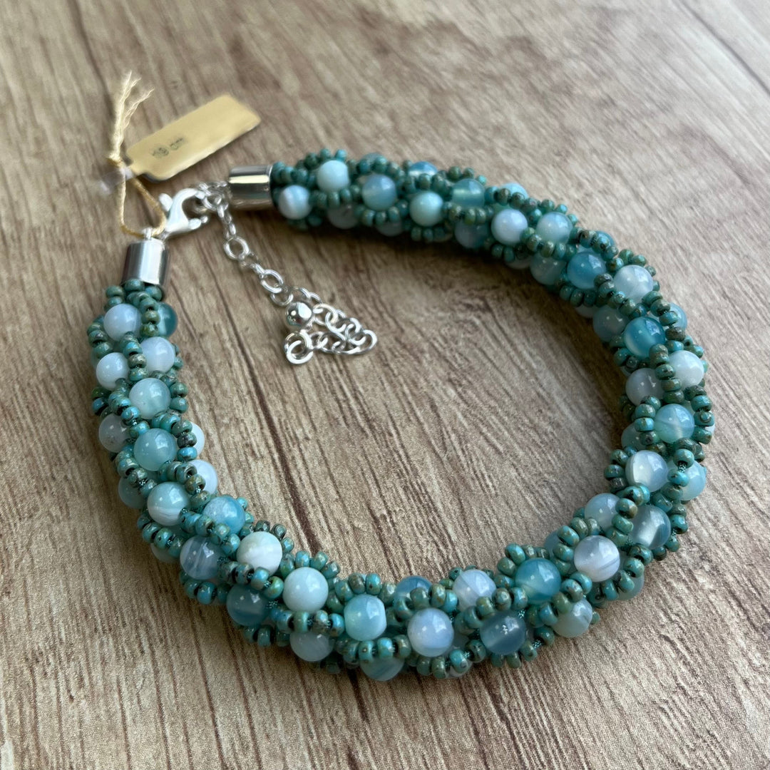 Spiralgehäkeltes Armband aus Miyuki-Perlen und Achat, 19 cm