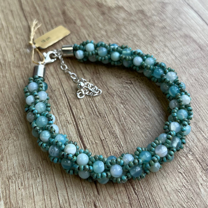 Spiralgehäkeltes Armband aus Miyuki-Perlen und Achat, 19 cm