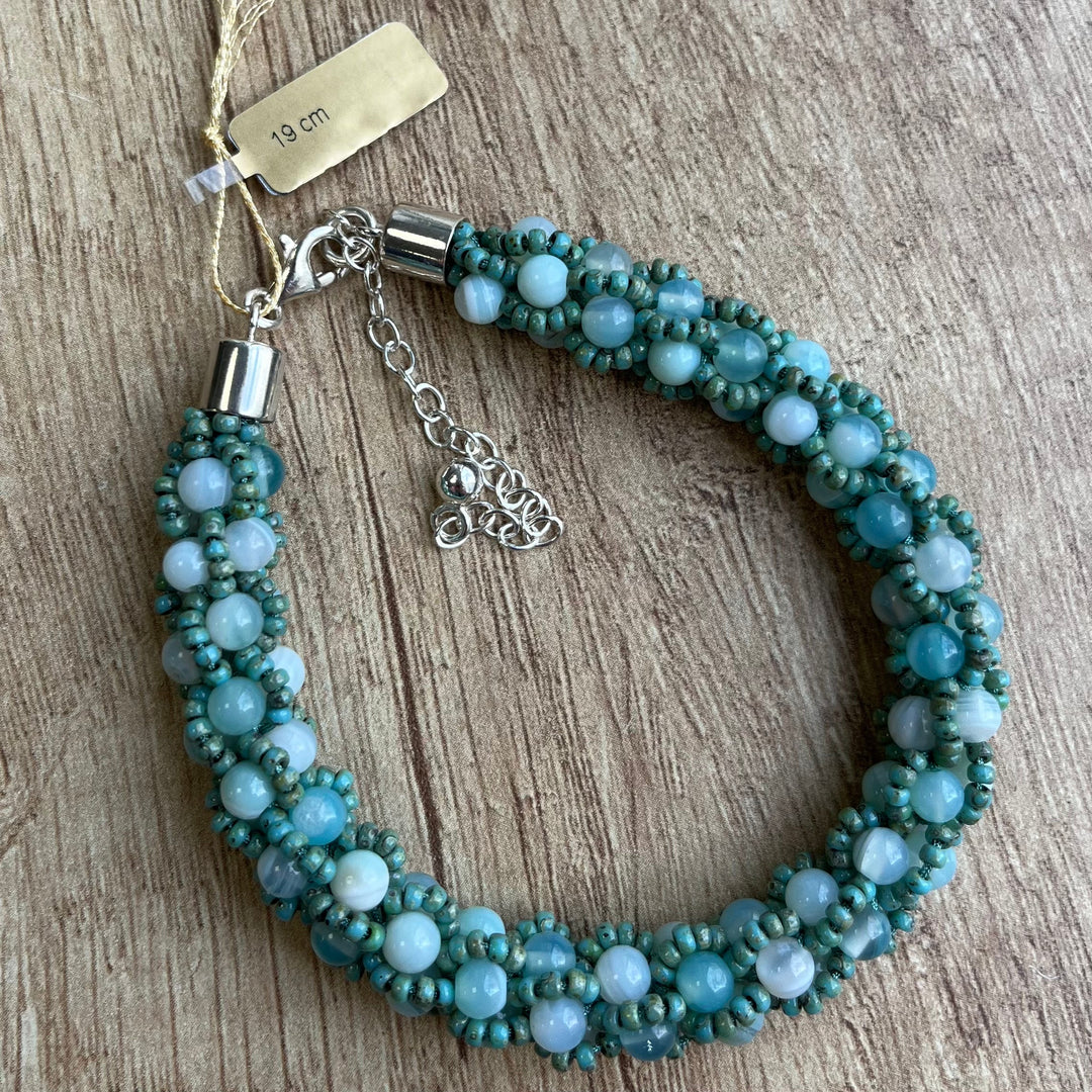 Spiralgehäkeltes Armband aus Miyuki-Perlen und Achat, 19 cm