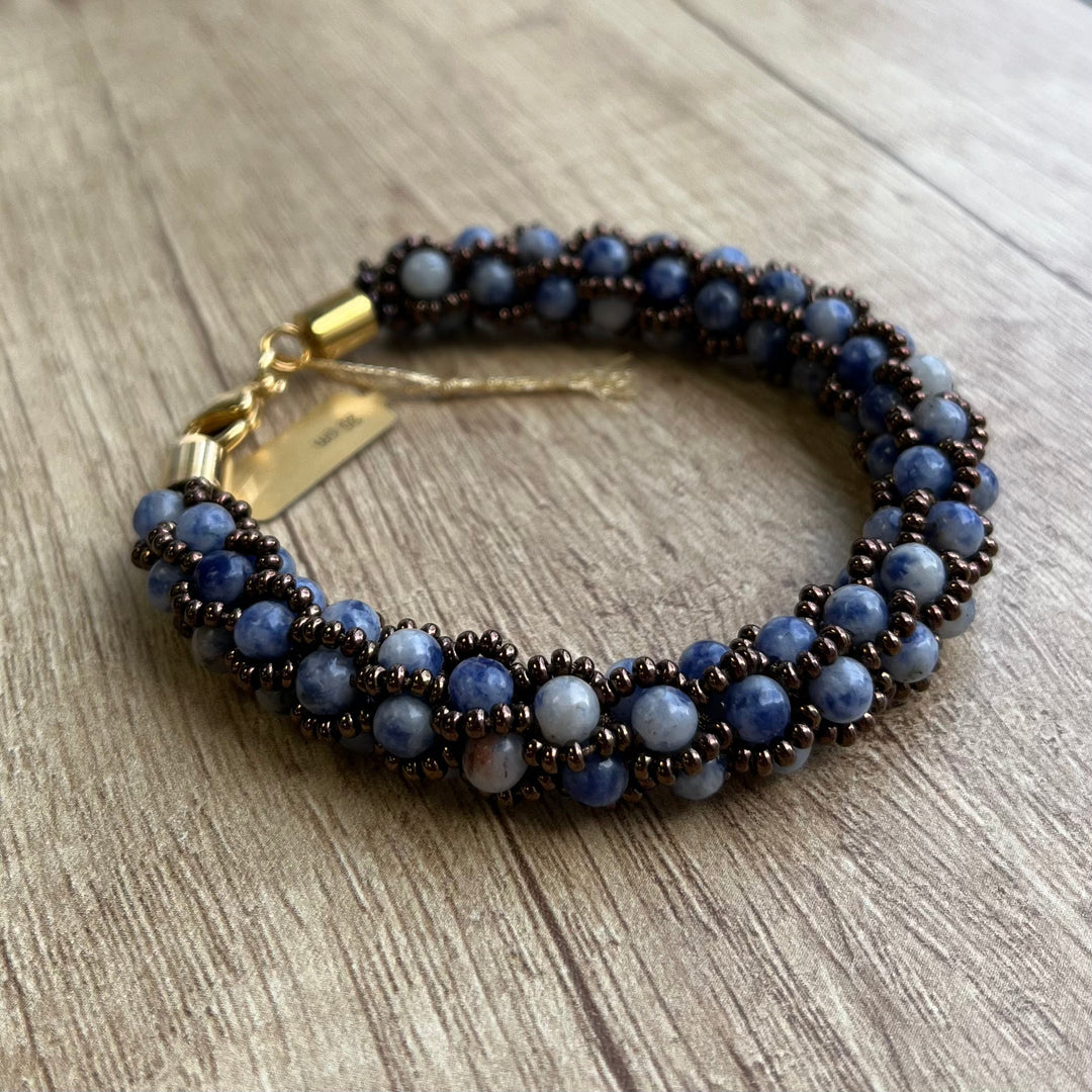 Spiralgehäkeltes Armband aus Miyuki-Perlen und Sodalith, 20 cm