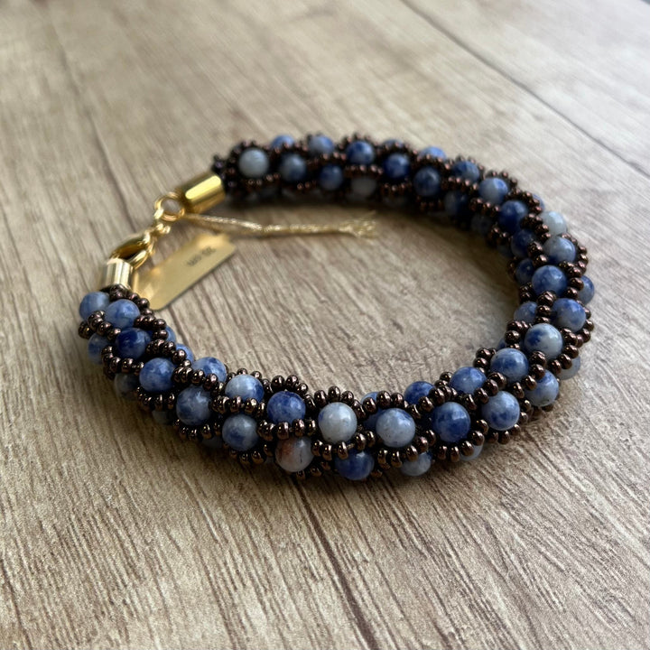 Spiralgehäkeltes Armband aus Miyuki-Perlen und Sodalith, 20 cm