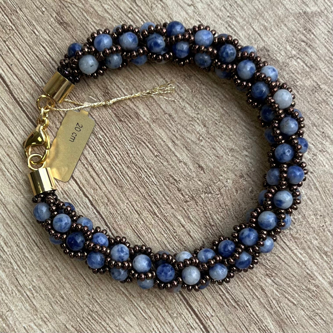 Spiralgehäkeltes Armband aus Miyuki-Perlen und Sodalith, 20 cm