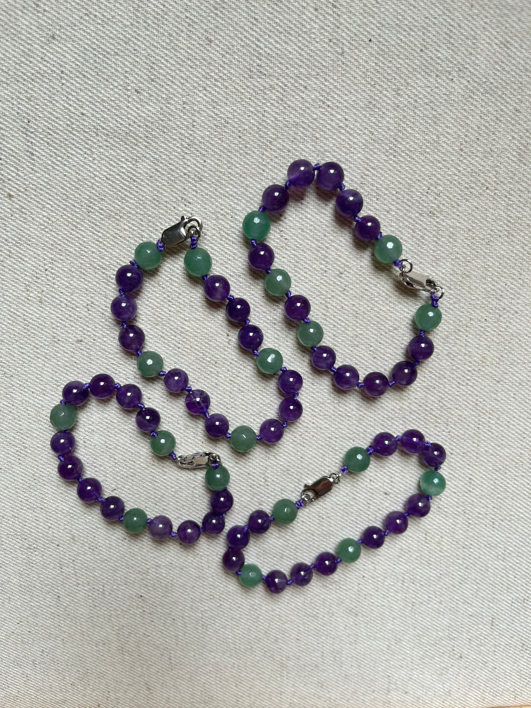 Knotted bracelet made of natural stones (amethyst, green aventurine) with a silver clasp