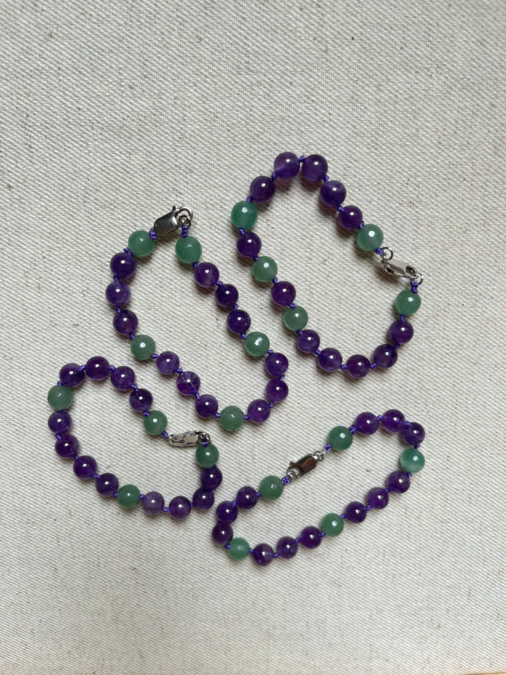 Knotted bracelet made of natural stones (amethyst, green aventurine) with a silver clasp
