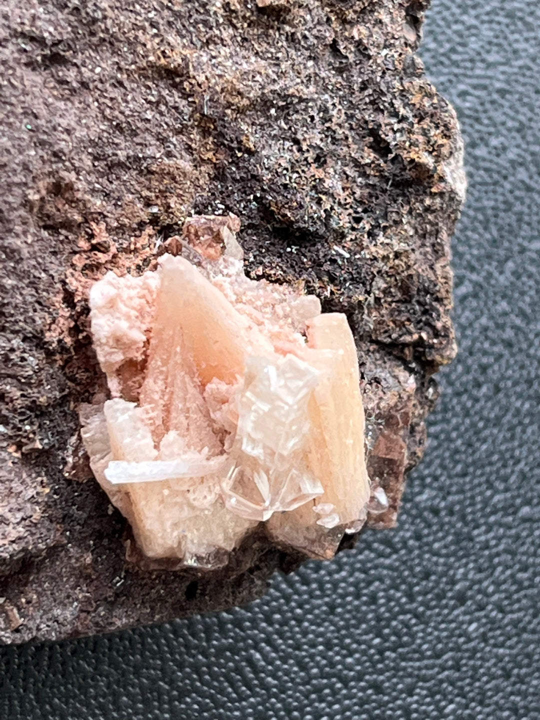 APOPHYLLIT mit Hämatiteinschlüssen Indien M18W72