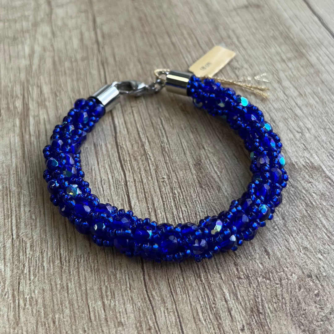 Spiral crochet bracelet in Miyuki beads, cobalt AB, 19 cm