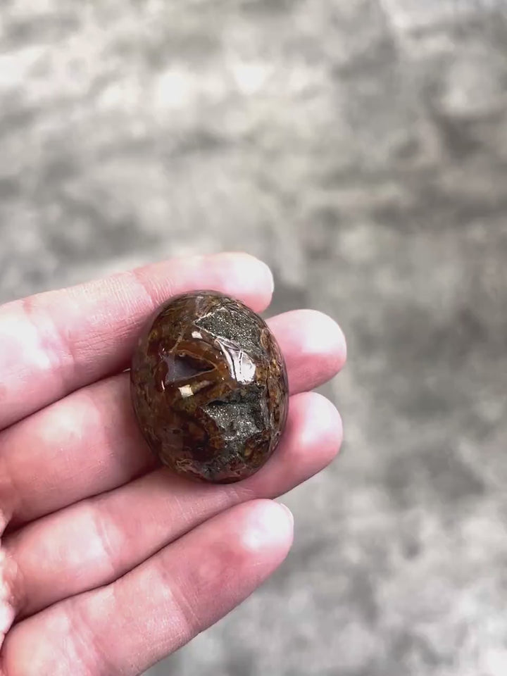 Pyritisierter Ammonit, AM_P053, Cabochon-Schliff, 36x26x14 mm; 17,3 g;