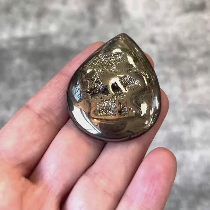 Pyritisierter Ammonit, AM_P079, Cabochon-Schliff, 48x38x7 mm; 23 g;