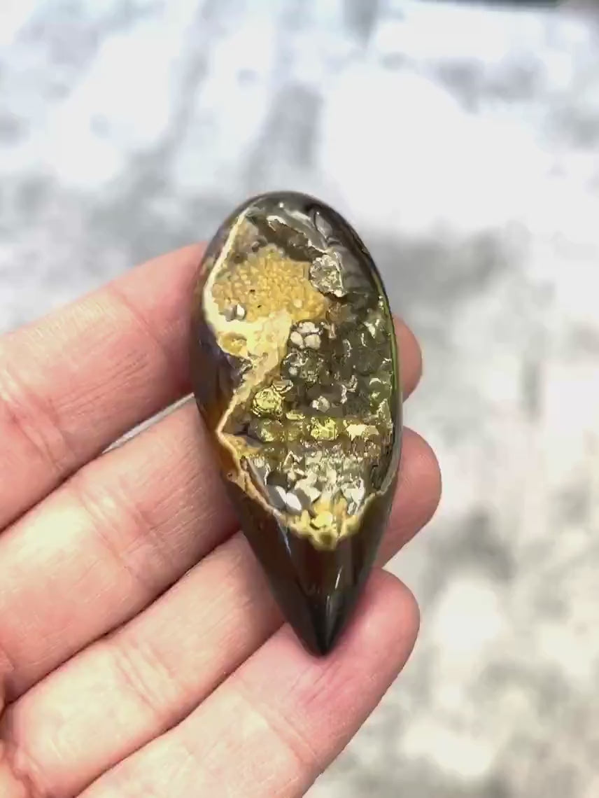 Ammonite pyritisée, AM_P033, taille cabochon, 58x24x10 mm; 22.6g;