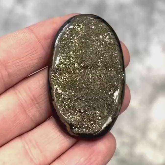 Pyritisierter Ammonit, AM_P074, Cabochon-Schliff, 46x28x8 mm; 18 g;