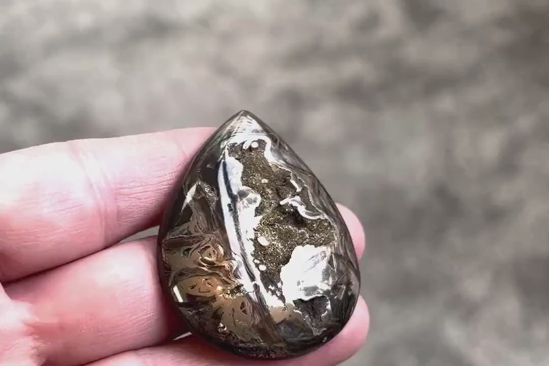 Pyritisierter Ammonit, AM_P081, Cabochon-Schliff, 48x38x7 mm; 21 g;