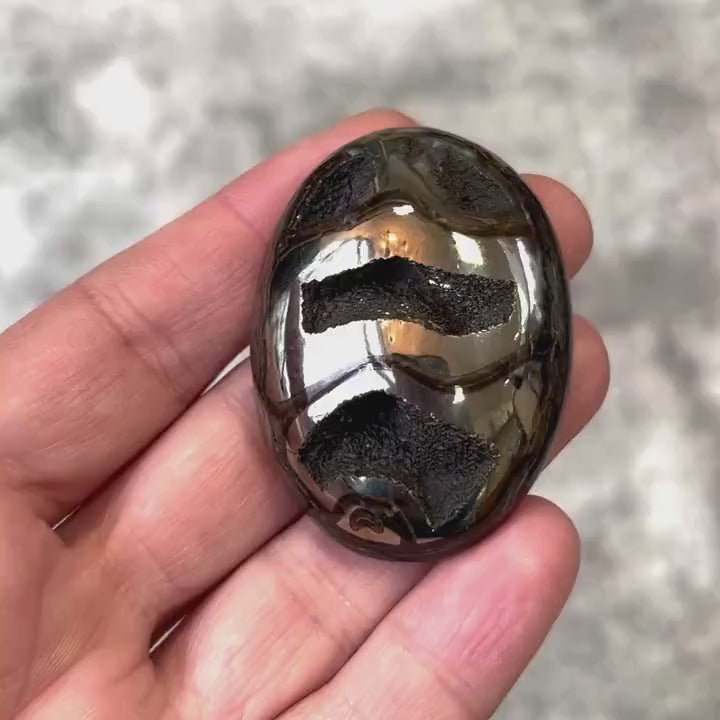 Ammonite pyritisée, AM_P024, taille cabochon, 59x44x11 mm; 29g;