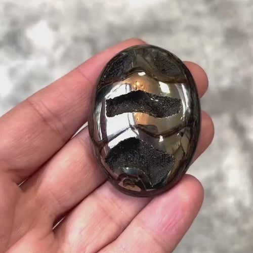 Ammonite pyritisée, AM_P024, taille cabochon, 59x44x11 mm; 29g;