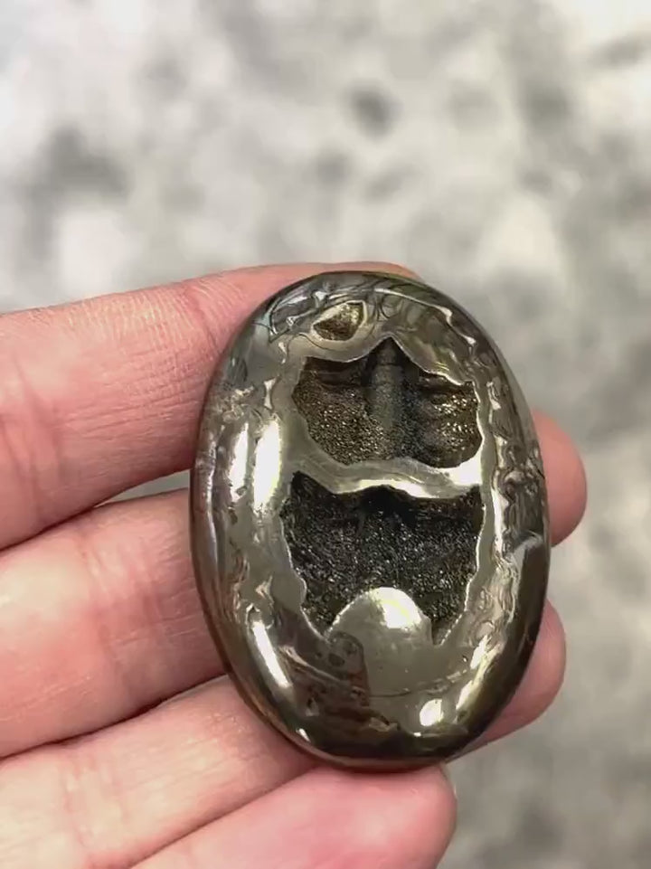 Pyritisierter Ammonit, AM_P073, Cabochon-Schliff, 45x32x7 mm; 20,3 g;